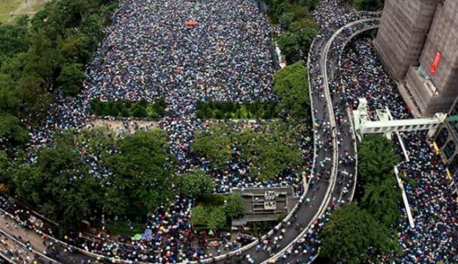 香港で170万人の大規模な抗議デモ！国民がNO、中国武装警察が国境沿いに大集結！トランプ大統領が懸念表明
