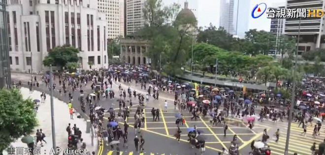 香港で大規模な衝突、警察の弾圧に市民が猛反発！無許可でデモ運動を強行！催涙ガスや放水などで強制排除　