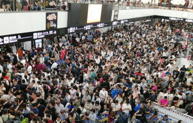 成田空港に1万3000人が取り残される！交通網が寸断状態で孤島に！台風で電気設備に塩分付着も　「電線から火花」