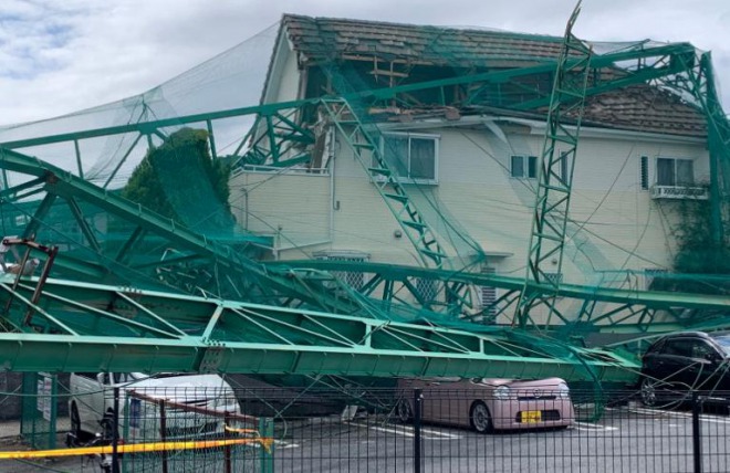 台風で倒壊したゴルフ場の巨大ポール、１週間経過も放置状態に　民家を破壊したまま　行政「民間同士なので」