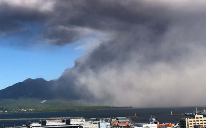 桜島噴火が多発！1日10回以上の噴火、2600メートル級の噴煙も！鹿児島市に降灰