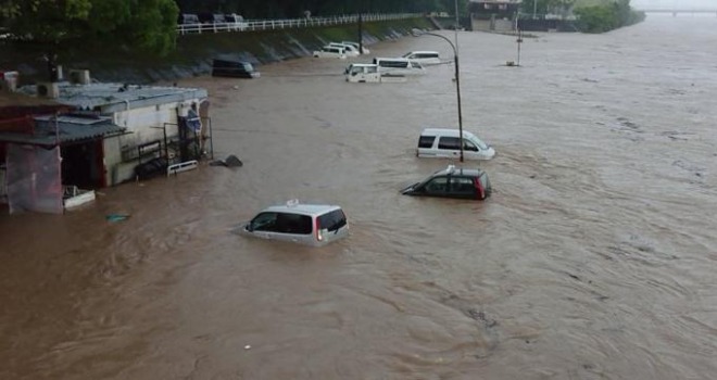 【注意】四国で記録的な大豪雨、高知市で浸水・水没が多発！沈んだ車から自力脱出も！高知市７地域で避難勧告