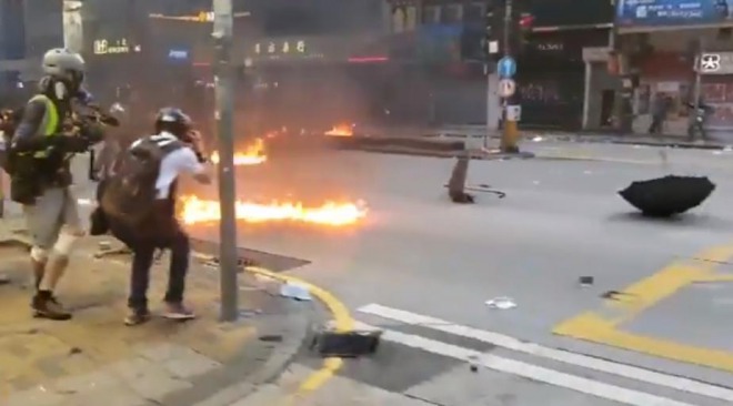 香港の抗議デモがまるで戦場に！男子学生への発砲で市民の激怒！香港当局は緊急権限発動、夜間外出禁止令も検討