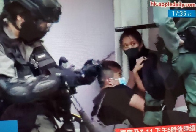【酷い】覆面禁止法が施行⇒香港警察がマスクをつけた男女を強制的に取り押さえ！警棒で殴って強引に・・・