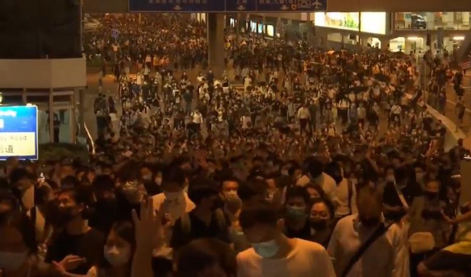 香港で数万人規模のデモ、マスク姿で覆面禁止法に抗議！香港政府や中国が世論工作　一部の過激派は当局の工作員か