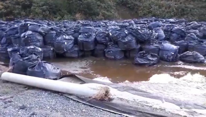 福島の汚染土保管用のフレコンバッグ、台風19号で破損や流出が相次ぐ！小泉環境相「環境影響なし」