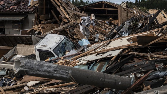 NYタイムズが掲載、台風19号の被災地写真が衝撃的！マスク無しで泥を掻き出す子どもたち、命懸けの捜索など　