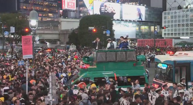 毎年恒例の渋谷ハロウィン、今年も凄まじい大群衆が集まる！1億円投入で厳戒態勢！酒禁止に外部から持ち込みも