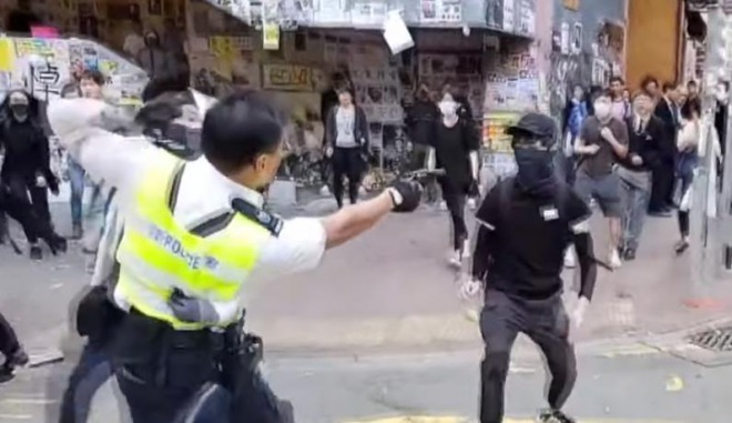 遂に警察が実弾発砲、市民ら大激怒で香港のデモ運動が激化！民主派議員7人を逮捕！学校や公共施設ではボイコット