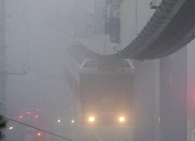 首都圏が湿度100％で真っ白に！まるで霧の都、数メートル先も見通せない濃霧で騒然！「幻想的」「白すぎて怖い」