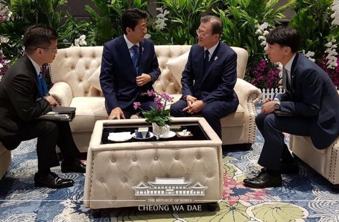 安倍首相と韓国の文大統領が１０分間会談！「日韓関係は重要」で一致　徴用工問題では平行線も