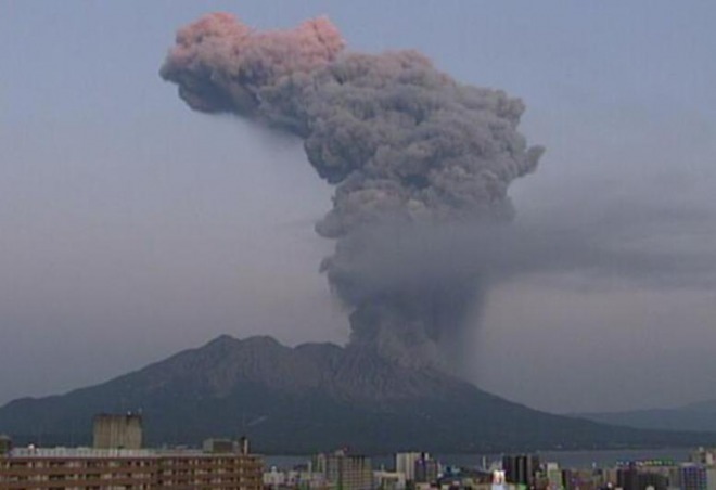 【速報】桜島で今年最大の噴火を観測！噴煙が高さ５５００メートルに！鹿児島県の広範囲に火山灰