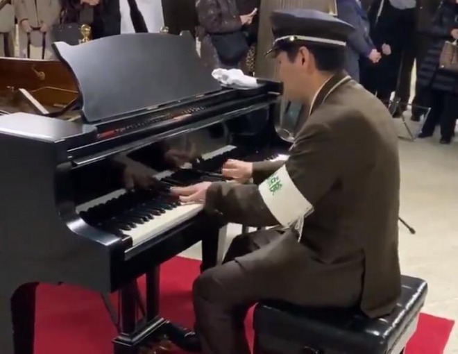 駅員が制服でピアノ演奏、札幌市交通局の動画が話題に！札幌市の大通駅でストリートピアノ　