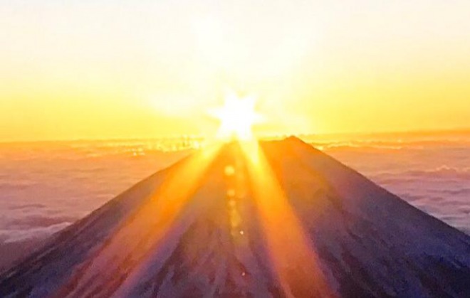 【新年】令和初の「初日の出」、雪化粧した富士山と並ぶ！天皇陛下が「新年祝賀の儀」で挨拶　「国民の幸せを」