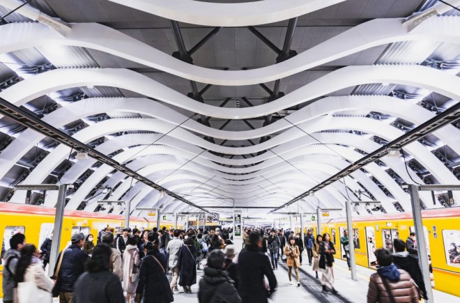 新しい銀座線渋谷駅が近未来的だと話題に！M字型のアーチ構造、白をメインとしたデザイン！