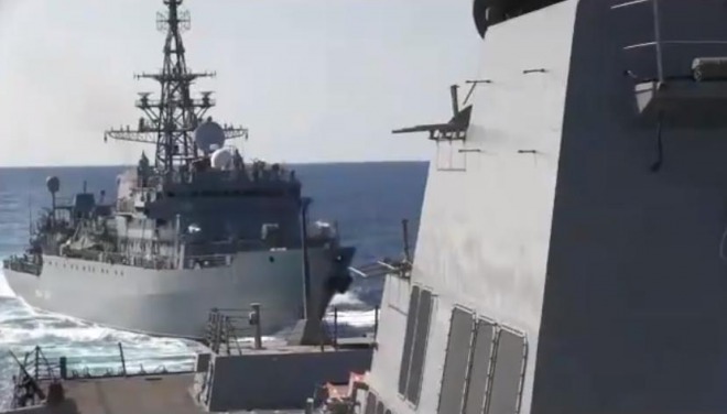【緊張】アラビア海でロシアの軍艦がアメリカの軍艦に挑発行為！至近距離で睨み合い、衝突寸前の距離に！