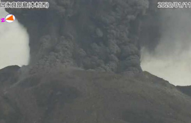 鹿児島県の口永良部島で噴火！海抜3000メートルまで噴煙上昇、大きな噴石が300メートル先に飛散も　活動続く