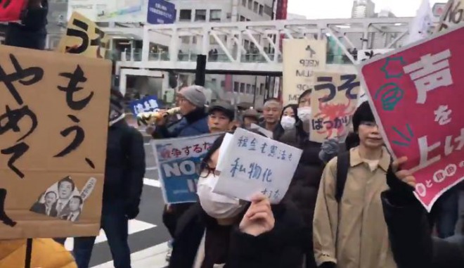 東京新宿で反安倍デモ運動！「安倍はやめろ」と大通りで行進！約3000人が参加　#新宿占拠0112