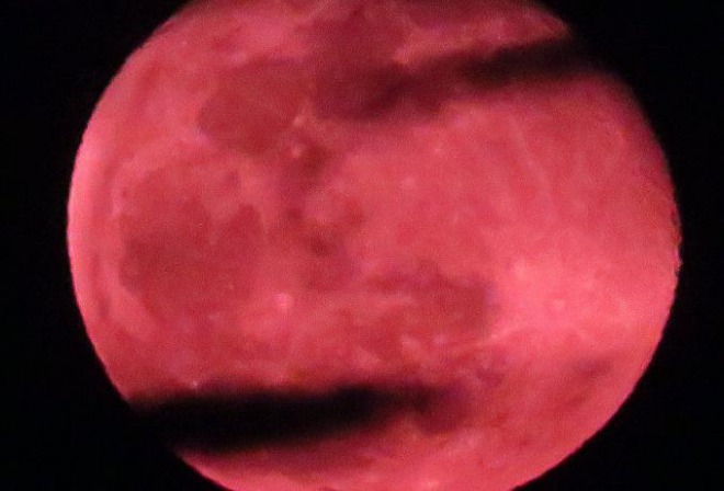 全国各地で赤い月が目撃される！神秘的な景色に驚きの声！地震や災害の前兆とも？「物凄い真っ赤な月」