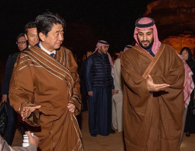 安倍首相が中東訪問、民族衣装でサウジ国王と会談！サウジアラビアと緊張緩和で一致　地元メディアも特集！　