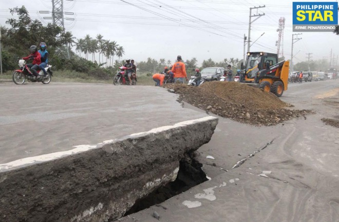 フィリピンでタール火山噴火、火山性地震が多発！道路が崩壊状態に！火山活動も収まらず　避難者は4万人以上