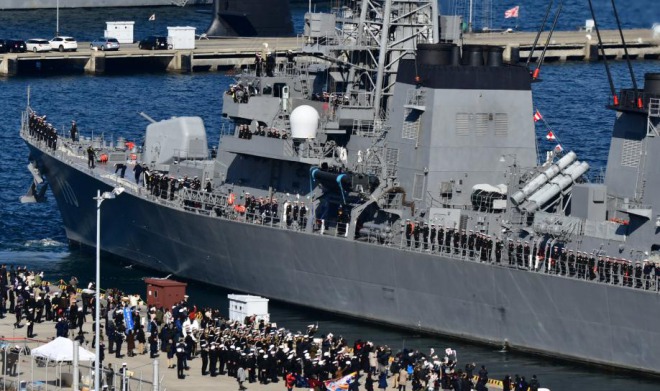【中東派遣】海上自衛隊の護衛艦「たかなみ」が出港　市民団体が抗議！「中東へ行かないで」と横断幕