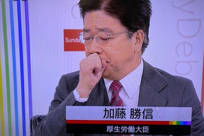 【悲報】加藤勝信厚労相、NHKで咳エチケットを呼び掛けるもマスク等は無し　ゲホッゲホッ⇒手で塞ぐ