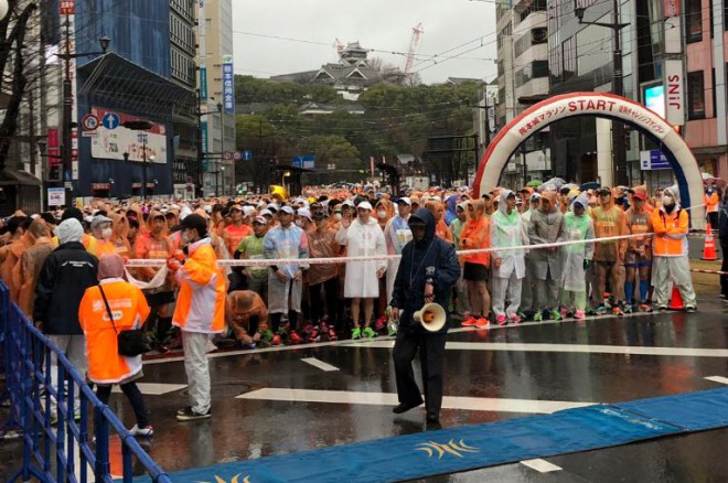 熊本のマラソン、参加者にマスク配布で実施！雨の中をマスク姿で走る・・・　新型肺炎への意識薄く