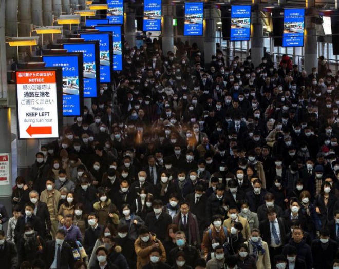 日本で撮影した出勤風景が衝撃的だと話題に！スーツにマスク姿・・・　「ディストピア」「Walking Dead」