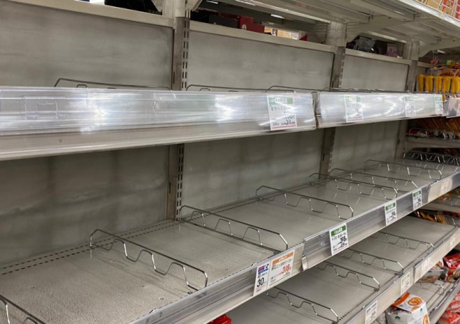 東京都のスーパーで品切れ報告が相次ぐ！新型コロナ警戒で食品全般が一気に減る　「凄い行列」