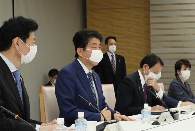 安倍晋三首相、1世帯に2枚の布マスクを配布へ！1つの住所単位に送付　国民からは怒りの声が殺到！