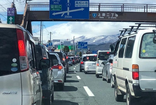 江ノ島が混雑状態に！駐車場を閉鎖するも車が殺到で渋滞、自粛要請はもう限界？無視して外出する人が相次ぐ
