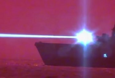 アメリカ海軍が新型レーザー兵器の実験成功！船の上から無人機を破壊　「光の速さで標的に対応出来る」