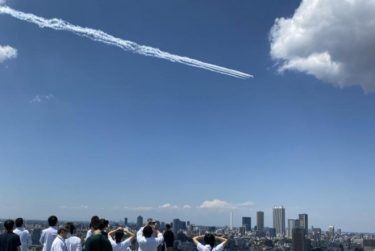航空自衛隊のブルーインパルスが東京の空に応援メッセージ！新型コロナで医療従事者らに敬意・感謝　