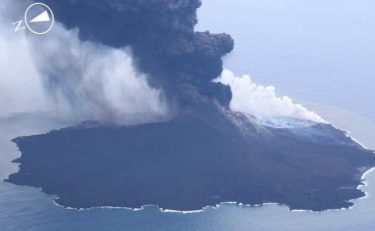 東京の西之島で火山噴火が続く！高さ3000メートル級の噴煙、付近で地震の報告も・・・　海上保安庁