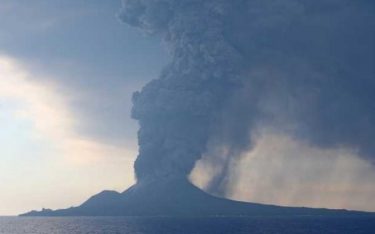 西之島で大規模な噴火を撮影！火口上空1700メートルまで噴煙上昇、真っ赤な溶岩で赤く染まる