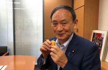 討論会欠席の菅官房長官、同日に自民党議員がお菓子を食べてる画像をアップ⇒「サボってスイーツ」と批判される！