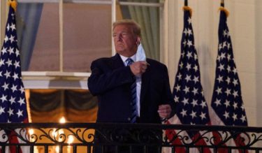 【速報】トランプ大統領が退院！ホワイトハウスでマスクを外して、親指を立てながら復活アピール！