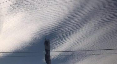 関東地方で空を覆い尽くすうろこ雲、幻想的な空模様だと話題に！「ドラマチック」「地震雲みたい」