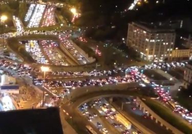 フランス・パリで大渋滞、大量の人々が地方へ移動！全国一律の外出制限で都市から逃げ出す人々　新型コロナの非常事態で