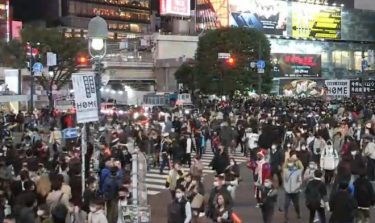 【悲報】渋谷駅前にコスプレ集団、渋谷区の規制でもスクランブル交差点に集結！警察部隊も展開　渋谷区「自粛して」
