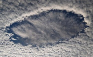 「穴あき雲」の目撃報告が話題に！各地に多数発生、気温の急低下で出現？「空に穴があいている」「異世界の入り口みたい」