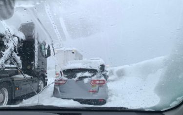 大雪で車1000台が立ち往生、新潟県が自衛隊に派遣要請！「飲まず食わずで10時間以上」「早く助けて！」　関越自動車道