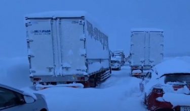 関越自動車道で約1100台が立ち往生、孤立状態から2日目に突入　自衛隊派遣も厳しく　「ガソリンがゼロ」「雪を溶かして飲んでいる」