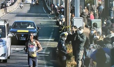 箱根駅伝、沿道に大勢の人が集結！今年は新型コロナ対策で応援禁止するも　「何を考えているのか」「酷すぎる」