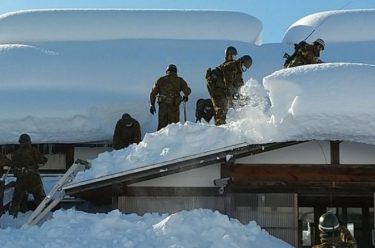記録的な大寒波、秋田県では約4万6000戸が停電！自衛隊の災害派遣も！各地で2メートル超える積雪　「歩けないほどの雪」