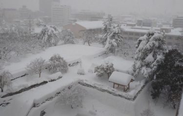 【注意】記録的な大雪で被害続出！1日100センチ超、富山や福井では30年ぶりの積雪！鴨川が氾濫危険水位に　インフラ遮断や交通停止も