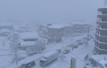 大雪で立ち往生が相次ぐ！福井の中部縦貫自動車道で約40台、新潟の北陸自動車道でも約80台　帰宅困難者が多発