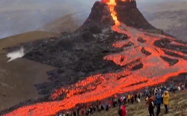 アイスランドの大規模な火山噴火、規制解除で見物客が殺到！溶岩でソーセージやポテトを焼いた学者も！