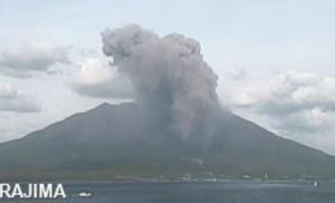 桜島に噴火警報、高さ2000メートル以上の噴煙！一時的に火砕流の発生情報　周辺地域では群発地震も